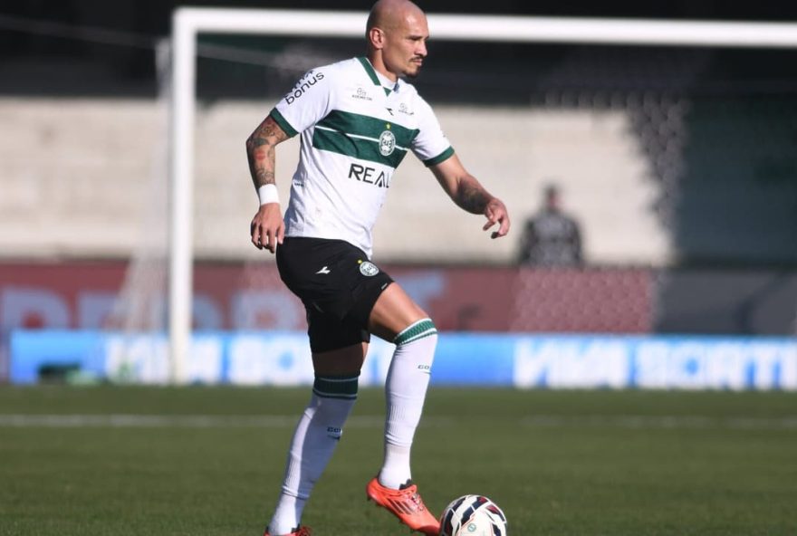 coritiba2C-lider-da-serie-b-e-dono-da-melhor-defesa2C-se-prepara-para-final-contra-o-goias