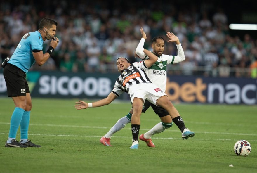 PR - CURITIBA - 15/11/2025 - BRASILEIRO B 2025, CORITIBA X ATHLETIC CLUB - Everaldo jogador do Coritiba disputa lance com Kauan L. jogador do Athletic Club durante partida no estadio Couto Pereira pelo campeonato Brasileiro B 2025. Foto: Hedeson Alves/AGIF