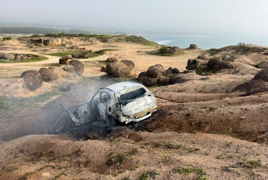 corpo-carbonizado-encontrado-em-carro-incendiado-em-praia-de-sc