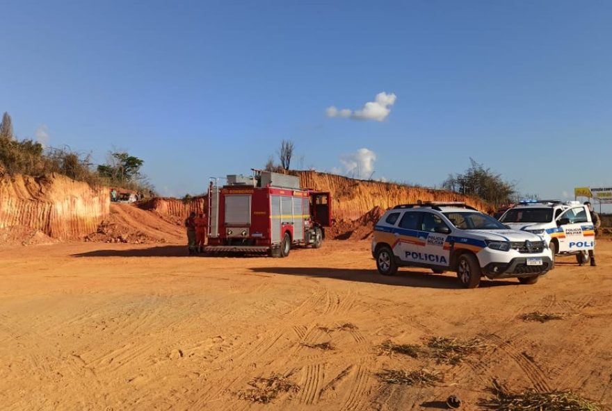 corpo-carbonizado-encontrado-em-carro-incendiado-na-br-3812C-governador-valadares3A-policia-investiga