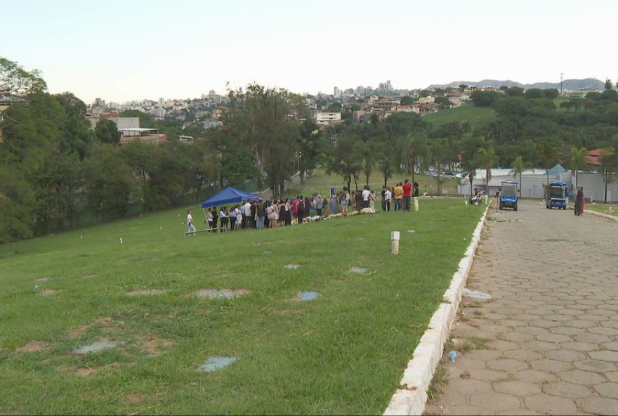 corpo-da-atriz-teuda-bara-e-enterrado-em-bh-em-cerimonia-emocionante corpo-da-atriz-teuda-bara-e-enterrado-em-bh-em-cerimonia-emocionante
