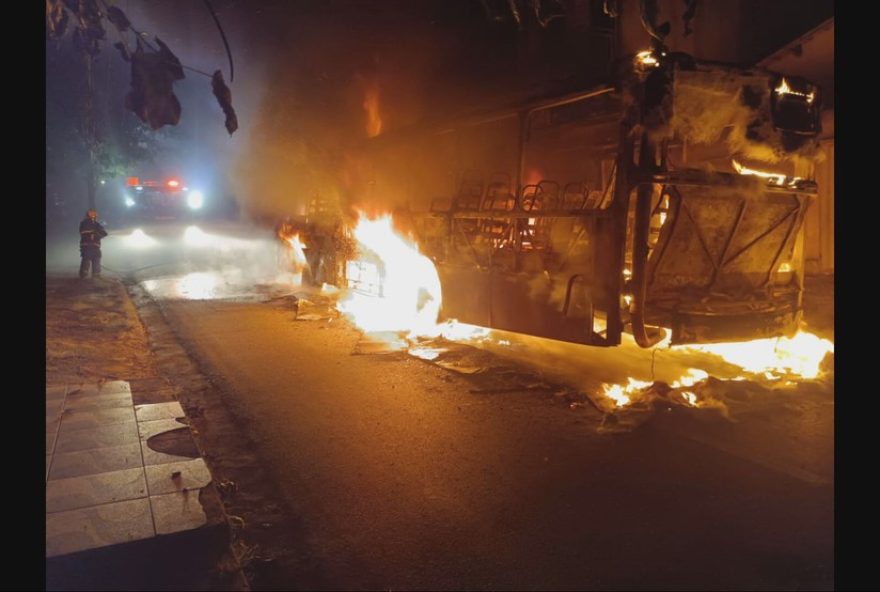 corpo-de-bombeiros-controla-incendio-criminoso-em-onibus-em-bh corpo-de-bombeiros-controla-incendio-criminoso-em-onibus-em-bh