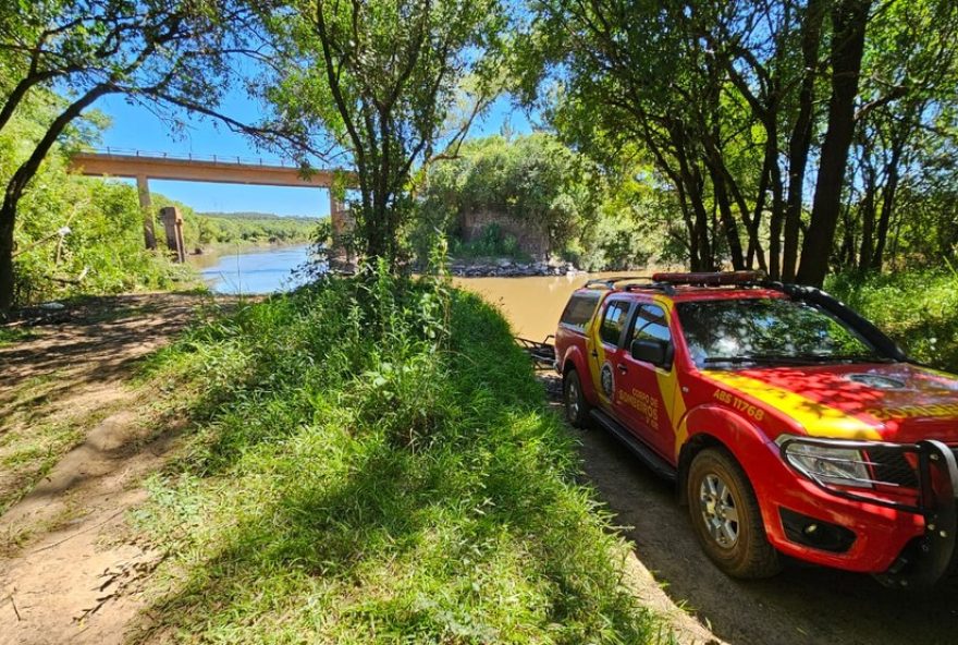 corpo-de-bombeiros-intensifica-busca-por-luciano-de-goes-no-rio-tibagi2C-parana