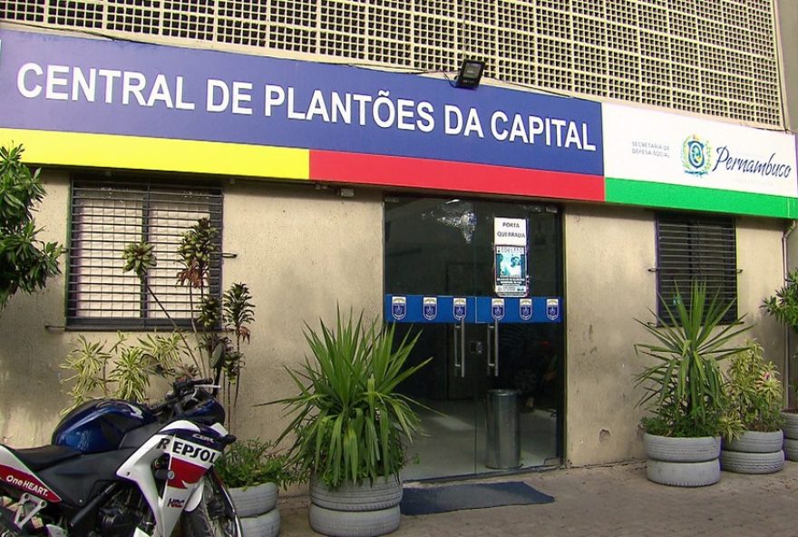 corpo-de-homem-e-deixado-em-frente-a-delegacia-no-recife3A-homicidio-em-campo-grande