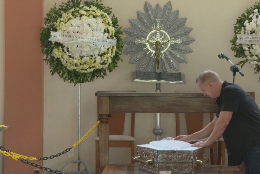 corpo-de-vanessa-rios-e-cremado-em-cerimonia-de-despedida-emocionante3A-22vai-brilhar-la-no-ceu222C-diz-familia-da-cantora corpo-de-vanessa-rios-e-cremado-em-cerimonia-de-despedida-emocionante3A-22vai-brilhar-la-no-ceu222C-diz-familia-da-cantora