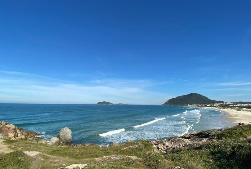 corpo-em-mala-choca-banhistas-na-orla-de-florianopolis3A-caso-em-praia-do-santinho-intrigante-e-em-investigacao corpo-em-mala-choca-banhistas-na-orla-de-florianopolis3A-caso-em-praia-do-santinho-intrigante-e-em-investigacao