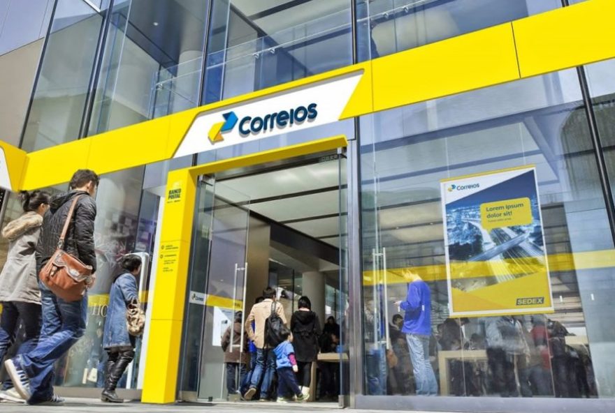 Os Correios oferecem o serviço Achados e Perdidos para auxiliar aqueles que perderam algum documento. Somente em 2020, mais de 94 mil documentos perdidos foram entregues nas agências.