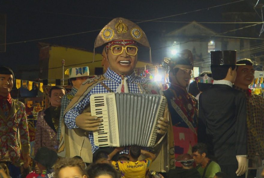 cortejo-dos-bonecos-gigantes-de-olinda-em-festival-de-sao-joao-com-musica-e-tradicao
