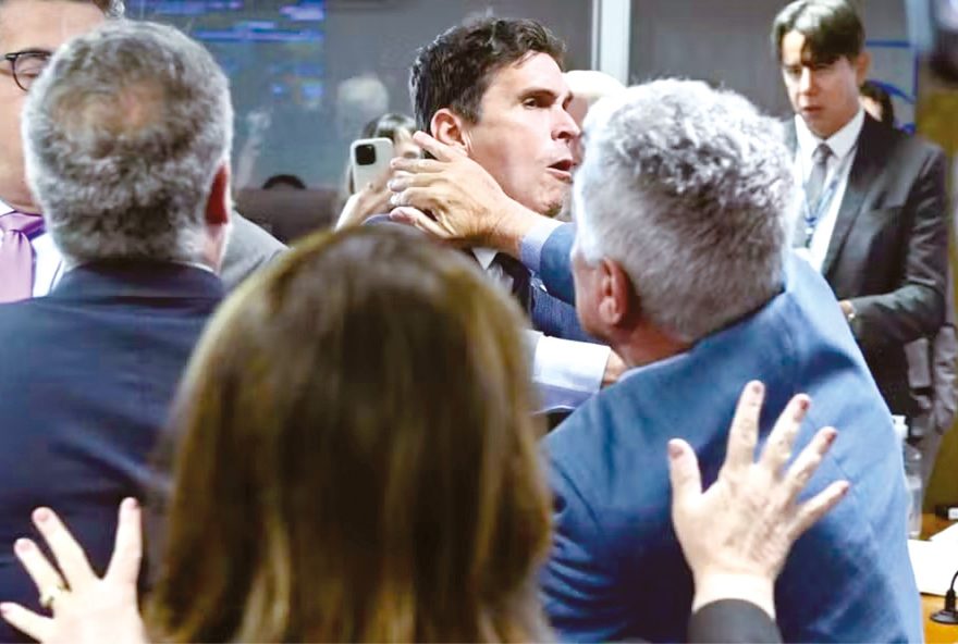 cpi-do-inss3A-deputado-do-pt-agride-parlamentar-do-partido-novo-e-depois-pede-desculpas cpi-do-inss3A-deputado-do-pt-agride-parlamentar-do-partido-novo-e-depois-pede-desculpas