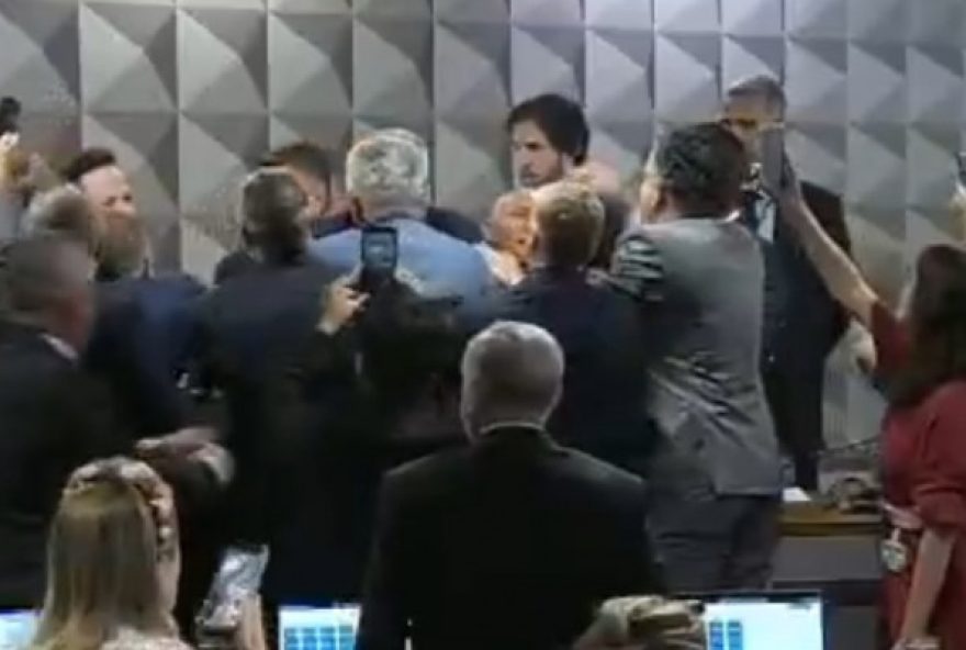 cpmi-do-inss-aprova-quebra-de-sigilo-de-filho-de-lula-em-sessao-marcada-por-tumulto cpmi-do-inss-aprova-quebra-de-sigilo-de-filho-de-lula-em-sessao-marcada-por-tumulto