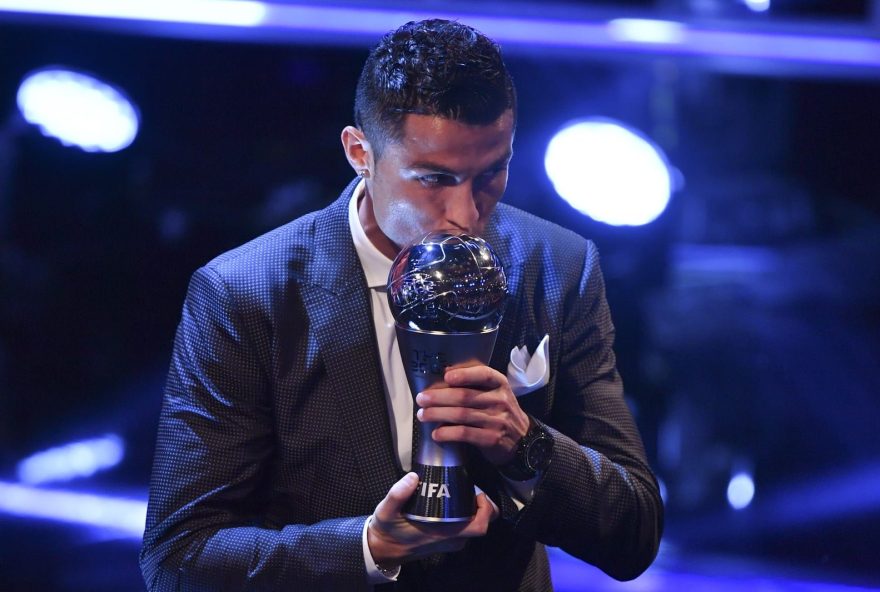 Jogador beija a Bola de Ouro conquistada pela quinta vez. Foto: AFP