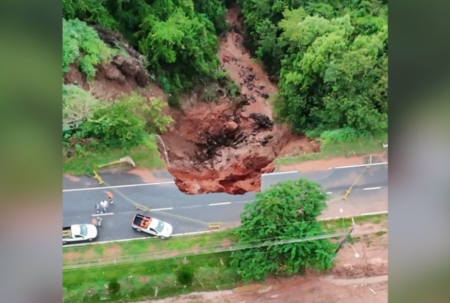 cratera-bloqueia-estrada-vicinal-em-osvaldo-cruz-sp-apos-deslizamento-de-terra-por-forte-chuva3A-defesa-civil-interdita-a-via cratera-bloqueia-estrada-vicinal-em-osvaldo-cruz-sp-apos-deslizamento-de-terra-por-forte-chuva3A-defesa-civil-interdita-a-via