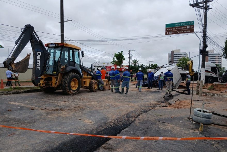 cratera-em-avenida-de-manaus-deixa-bairros-sem-agua3A-confira-lista-completa