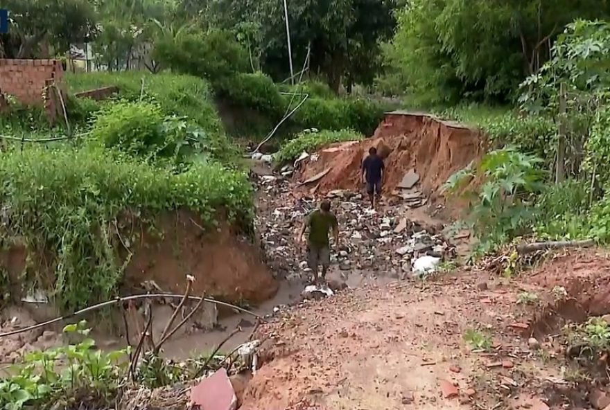 cratera-em-rua-de-raposa-ameaca-acesso-ao-porto-do-cardoso3A-moradores-e-pescadores-pedem-intervencao-urgente