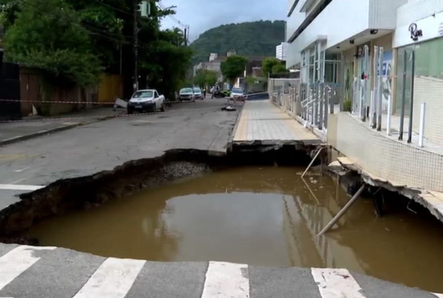 cratera-gigante-em-sao-vicente-pode-ter-sido-causada-por-obra-irregular-no-edificio-solaris2C-diz-prefeitura3A-danos-e-reparos-necessarios