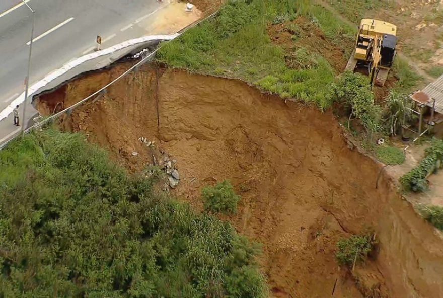 cratera-interdita-parcialmente-rodovia-mg-010-em-vespasiano3A-obras-programadas