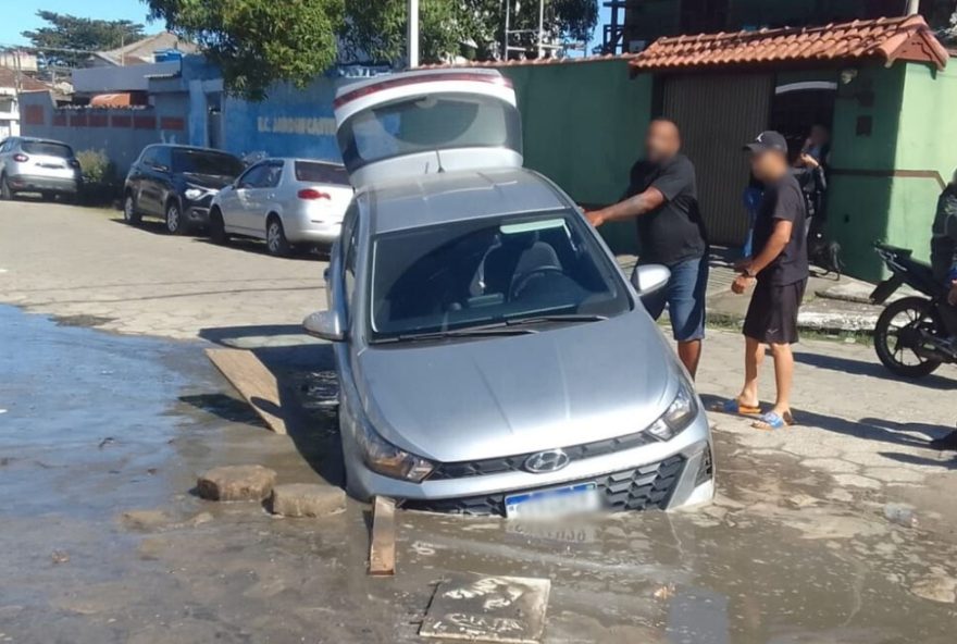 cratera-invisivel-em-sao-vicente-engole-carro-e-assusta-moradores
