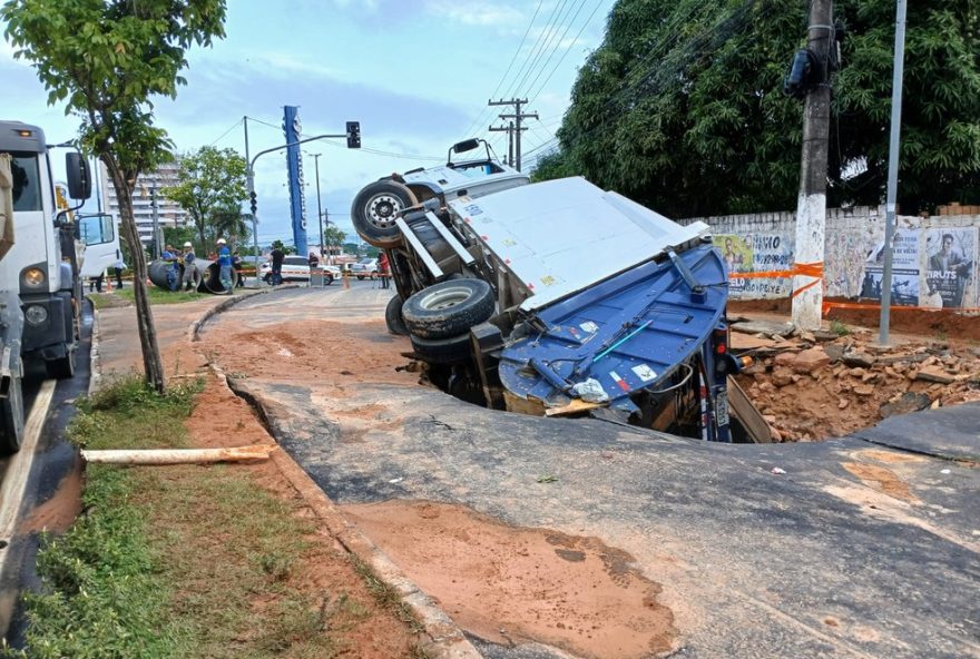 cratera-na-avenida-coronel-teixeira-em-manaus-causa-interdicao-e-falta-de-agua