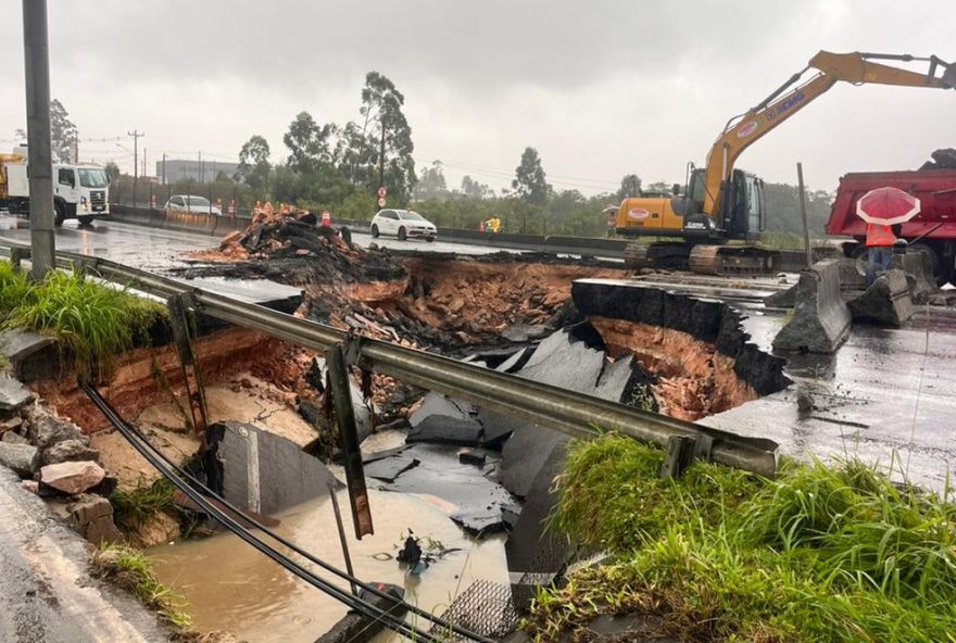 cratera-na-br-101-interdita-trecho-em-florianopolis3B-veja-desvios