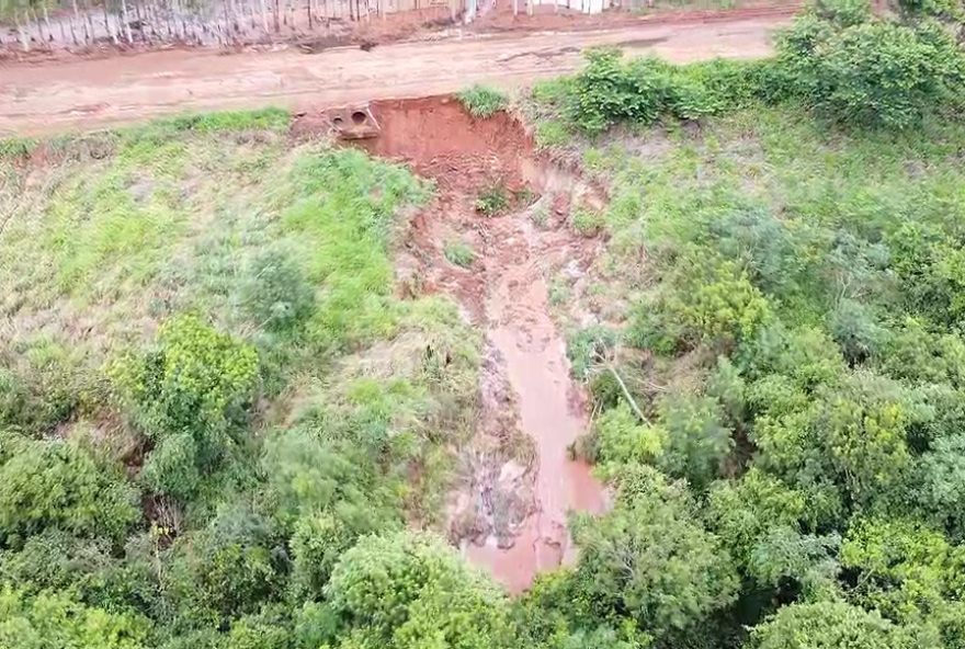 cratera-se-abre-em-estrada-de-castilho-sp-apos-chuva3A-interdicao-necessaria