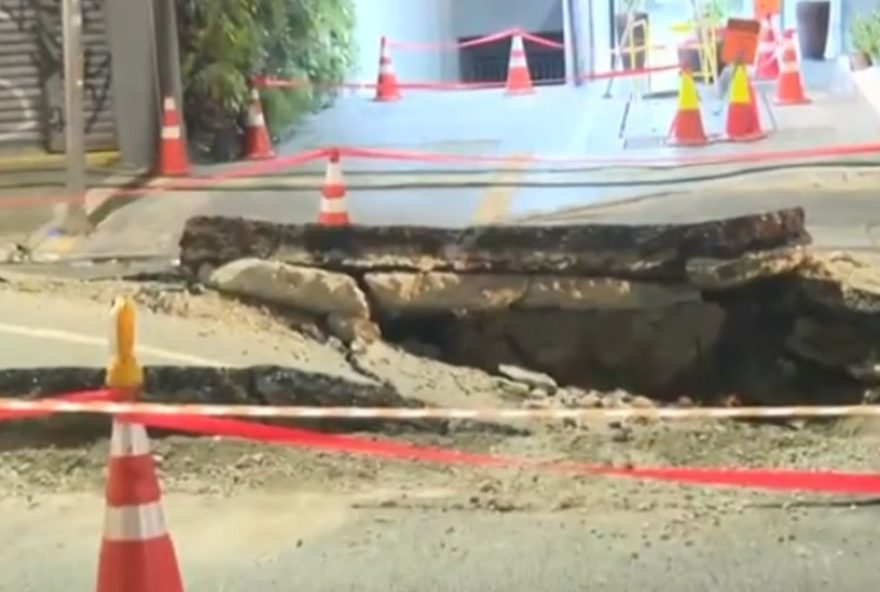 cratera-se-abre-na-rua-da-consolacao-apos-explosao3A-ruas-interditadas-e-congestionamentos-na-regiao-central-de-sp cratera-se-abre-na-rua-da-consolacao-apos-explosao3A-ruas-interditadas-e-congestionamentos-na-regiao-central-de-sp