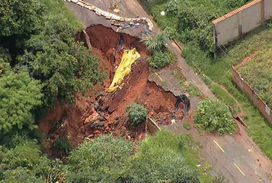 cratera-se-forma-em-rua-de-ibirite-apos-chuva-forte3B-video-mostra-estragos