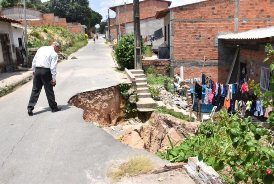 crateras-se-multiplicam-na-avenida-principal-do-alto-da-esperanca-em-sao-luis2C-ameacando-cortar-a-via-e-causando-prejuizos-aos-moradores.-mp-ma-cobra-providencias-da-prefeitura