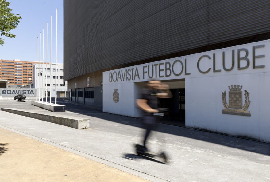Porto, 15/07/2025 - Os inspetores da Polícia Judiciária arrombaram uma das entradas do estádio do Bessa. Em causa estarão suspeitas de corrupção e gestão danosa, que terão contribuído para o agravamento da situação financeira do Boavista, que acabou por levar à insolvência da sociedade desportiva.

( Carlos Carneiro  )
