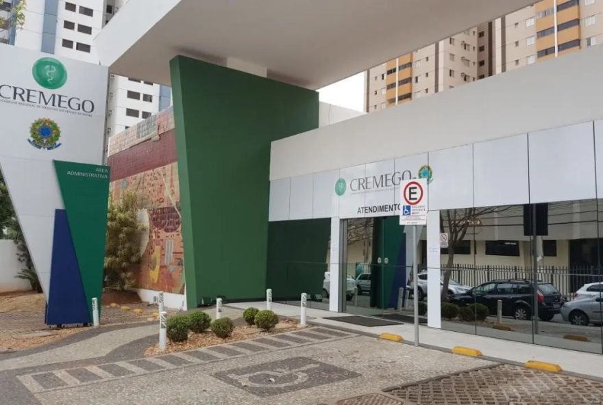 Médicos são orientados pelo Cremego sobre como proceder ao atender vítimas de complicações decorrentes de procedimentos realizados por não médicos