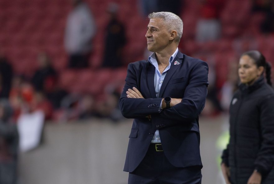 RS - PORTO ALEGRE - 03/08/2025 - BRASILEIRO A 2025, INTERNACIONAL X SAO PAULO - Hernan Crespo tecnico do Sao Paulo durante partida contra o Internacional no estadio Arena do Gremio pelo campeonato Brasileiro A 2025. Foto: Maxi Franzoi/AGIF