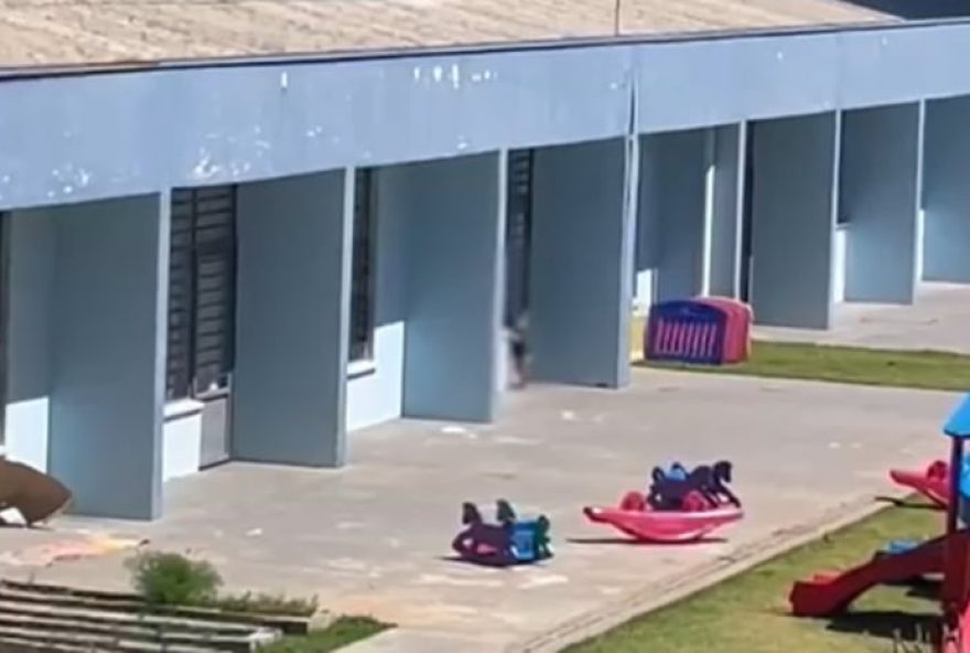 crianca-de-2-anos-e-esquecida-em-patio-de-escola-e-video-viraliza3A-profissionais-sao-desligadas