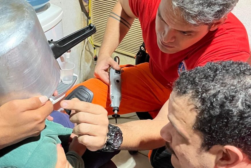 crianca-de-2-anos-tem-panela-de-pressao-presa-na-cabeca-por-mais-de-1-hora-em-mg3A-resgate-criativo-dos-bombeiros