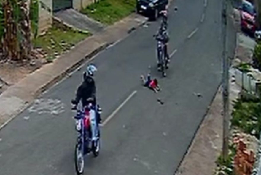 crianca-de-3-anos-atropelada-por-adolescentes-em-motos3A-caso-em-ponta-grossa2C-pr