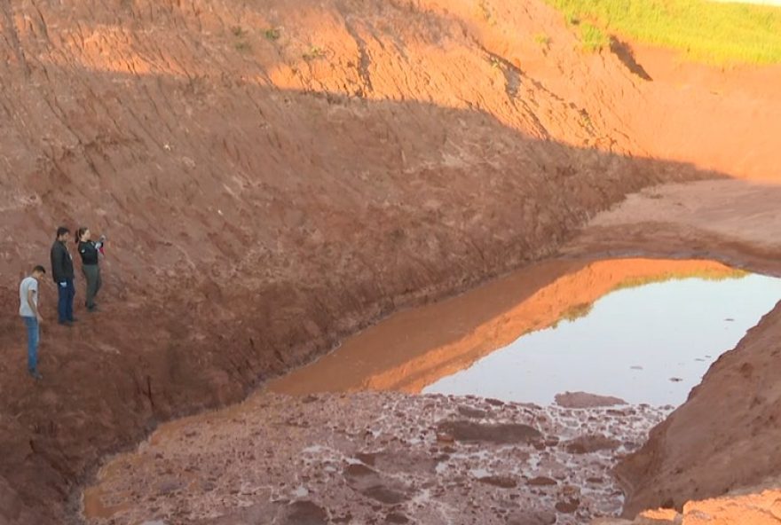 crianca-de-3-anos-e-encontrada-morta-em-buraco-com-lama-em-loanda2C-parana3A-investigacao-em-andamento