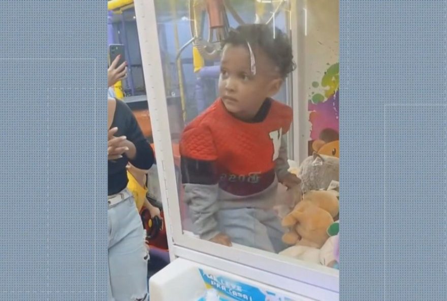 crianca-de-4-anos-surpreende-ao-entrar-em-maquina-de-bichos-de-pelucia-em-pizzaria