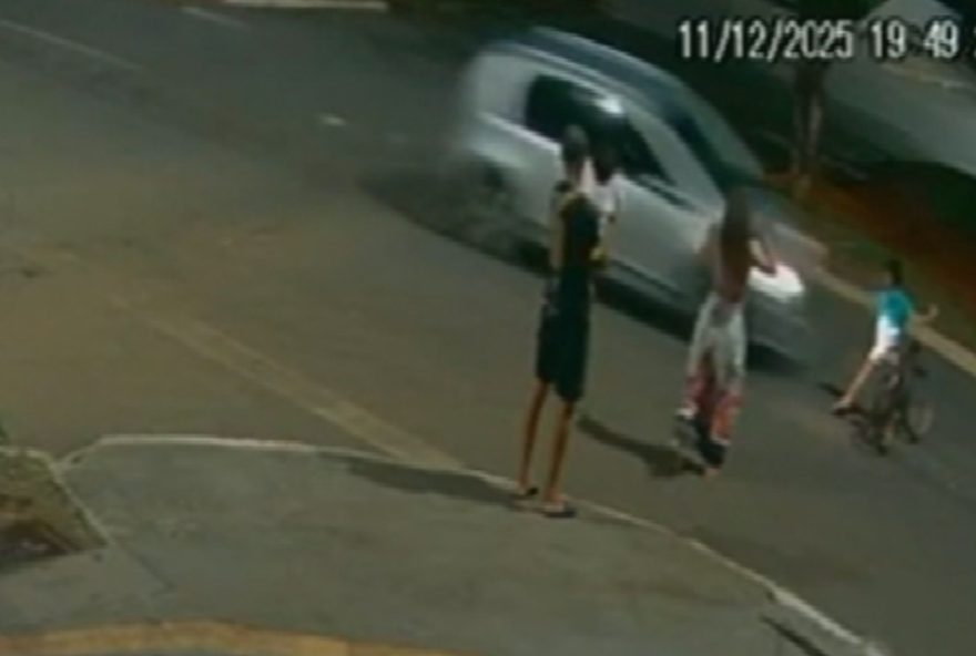 crianca-de-7-anos-e-atropelada-em-rua-e-motorista-foge-sem-prestar-socorro3B-video crianca-de-7-anos-e-atropelada-em-rua-e-motorista-foge-sem-prestar-socorro3B-video