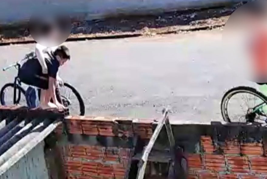 crianca-de-ferias-cai-de-bicicleta-e-vai-parar-em-telhado-no-parana3A-video-viraliza