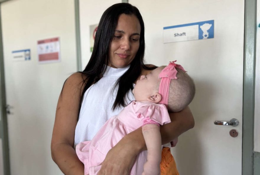crianca-diagnosticada-com-leucinose-recebe-alta-hospitalar-apos-um-ano-de-internacao