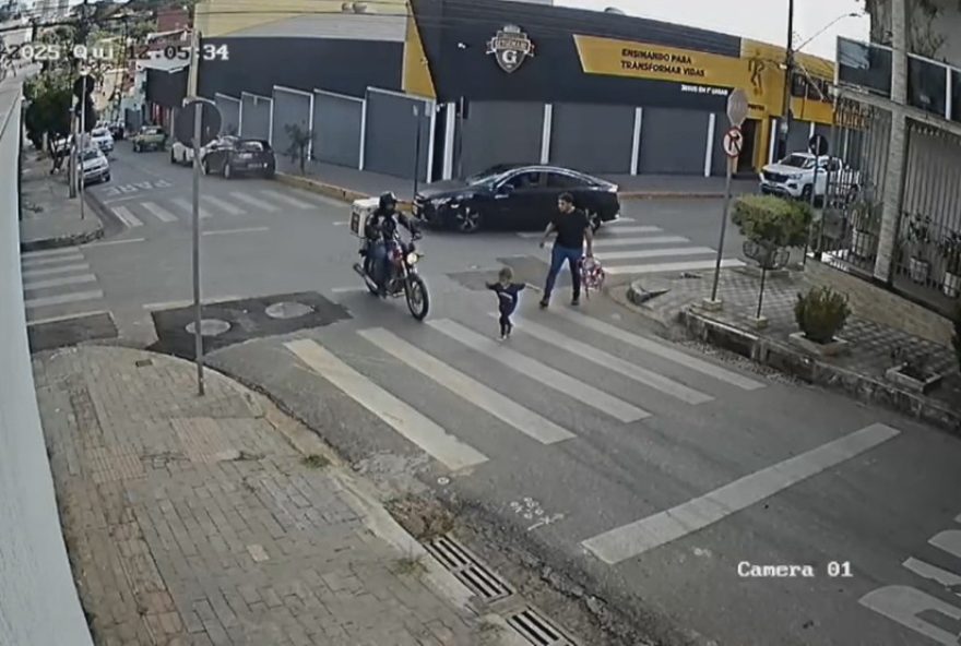 crianca-e-atropelada-por-motociclista-na-contramao-em-belo-horizonte3B-video-do-acidente