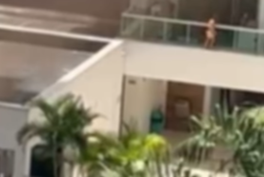 crianca-e-flagrada-fora-da-sacada-em-predio-de-goiania crianca-e-flagrada-fora-da-sacada-em-predio-de-goiania