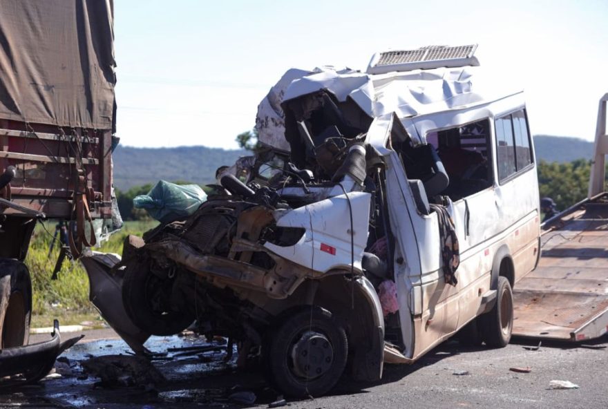 crianca-e-uma-das-vitimas-fatais-em-acidente-na-br-020-envolvendo-van-e-caminhao crianca-e-uma-das-vitimas-fatais-em-acidente-na-br-020-envolvendo-van-e-caminhao