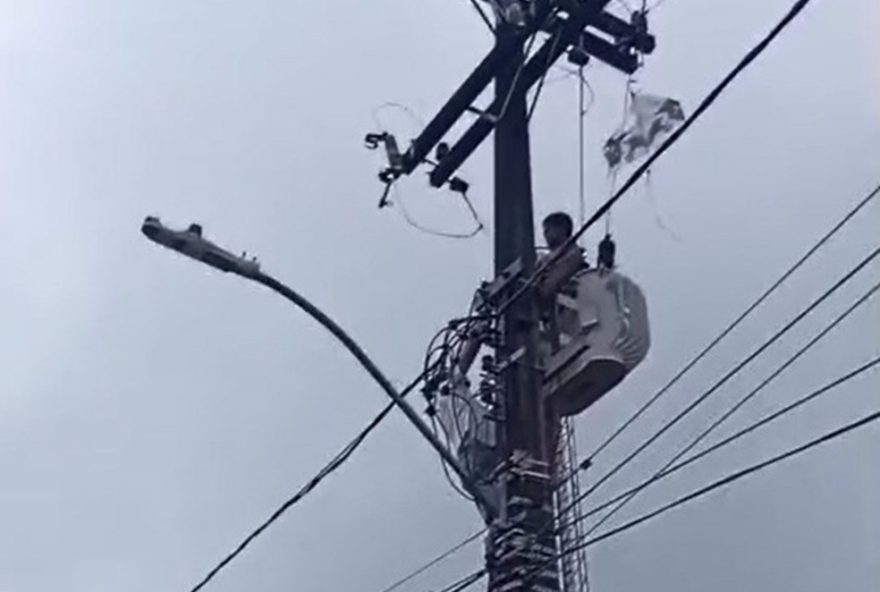 crianca-leva-choque-ao-escalar-poste-no-recife3A-video-mostra-resgate-no-bairro-da-varzea