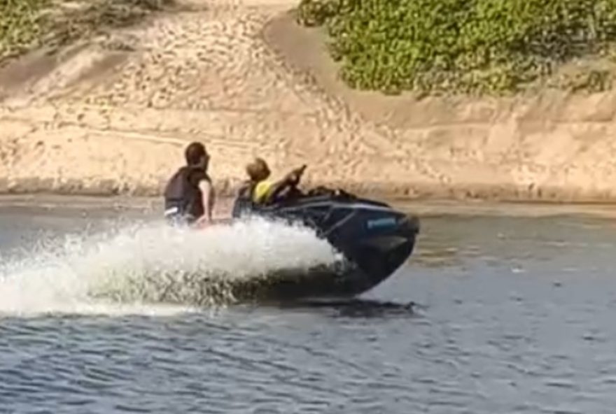 crianca-pilotando-jetski-em-lagoa-no-ceara3A-moradores-relatam-falta-de-fiscalizacao-e-riscos crianca-pilotando-jetski-em-lagoa-no-ceara3A-moradores-relatam-falta-de-fiscalizacao-e-riscos