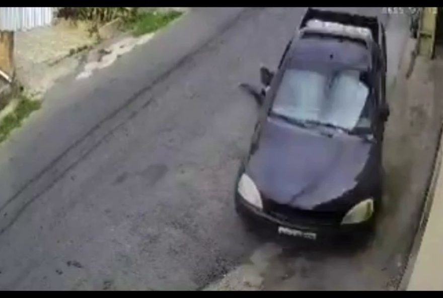 crianca-pula-de-carro-desgovernado-e-escapa-ilesa3A-exemplo-de-precaucao-no-transito
