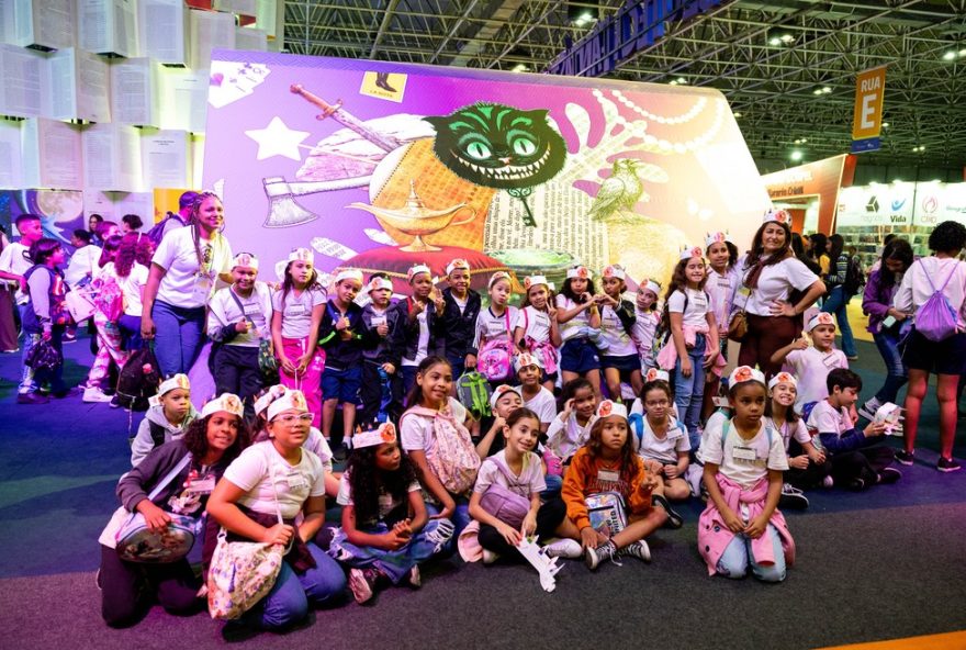 criancas-do-instituto-benjamin-constant-exploram-espacos-sensoriais-na-bienal-do-livro-rio-2025