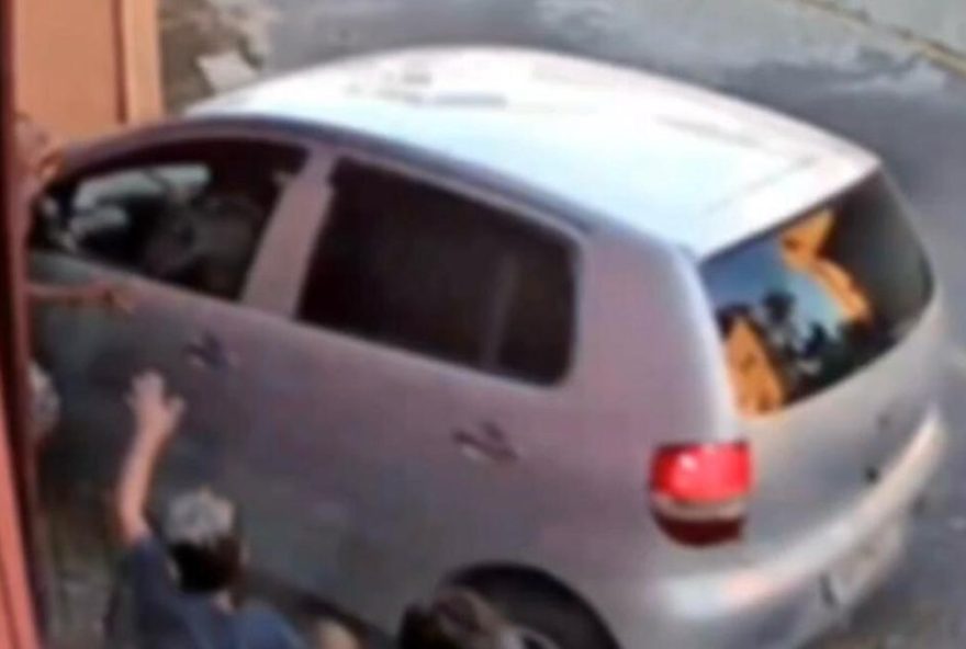 criancas-evitam-acidente-grave-ao-serem-atropeladas-por-motorista-bebado3A-video-mostra-momento-tenso-em-muriae