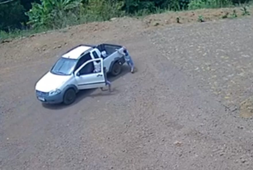 criancas-pulam-de-carro-em-movimento-apos-soltar-freio-de-mao3A-video-chocante-no-parana criancas-pulam-de-carro-em-movimento-apos-soltar-freio-de-mao3A-video-chocante-no-parana