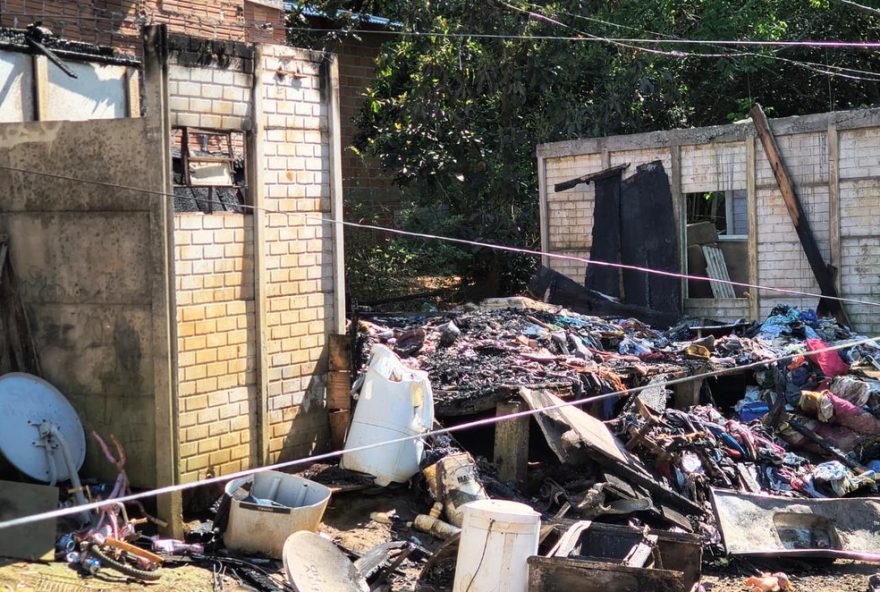 criancas-sao-deixadas-sozinhas-em-casa2C-incendio-no-parana3A-mae-trabalha-e-menores-tentam-fazer-cha2C-imovel-pega-fogo