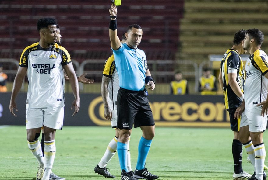 criciuma-enfrenta-o-crb-com-oito-jogadores-pendurados-na-serie-b