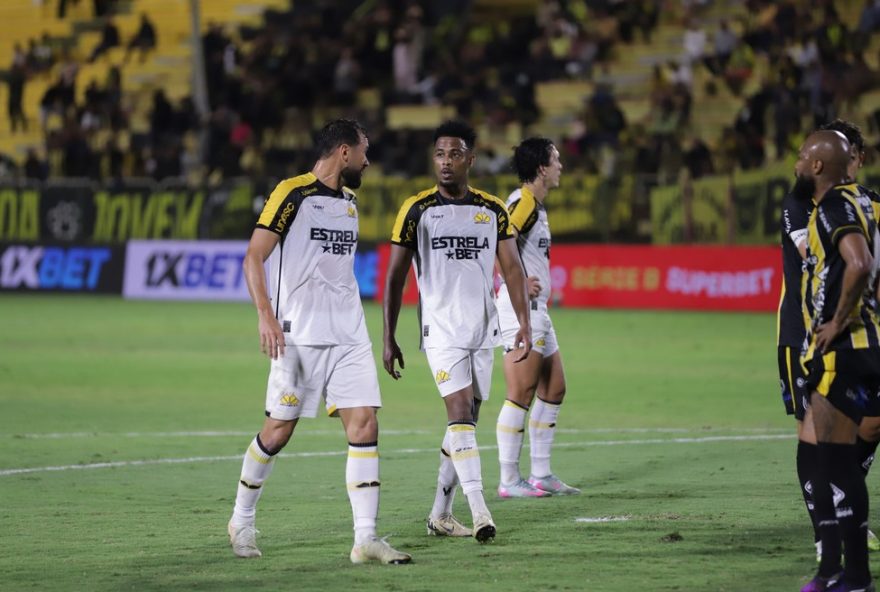 criciuma-reforca-defesa-para-duelo-contra-o-coritiba3B-veja-provavel-escalacao